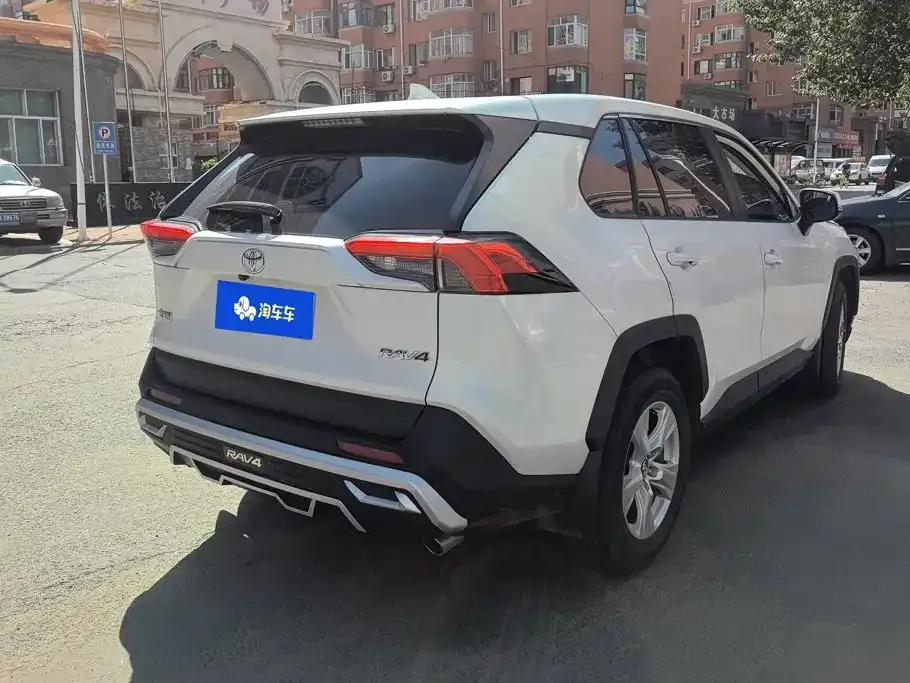 Toyota RAV4 — фото 3
