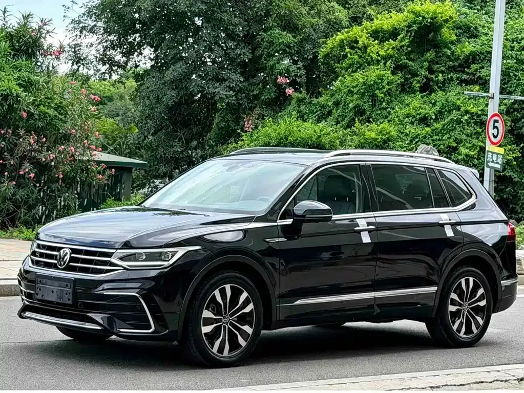 Volkswagen Tiguan L — фото 1