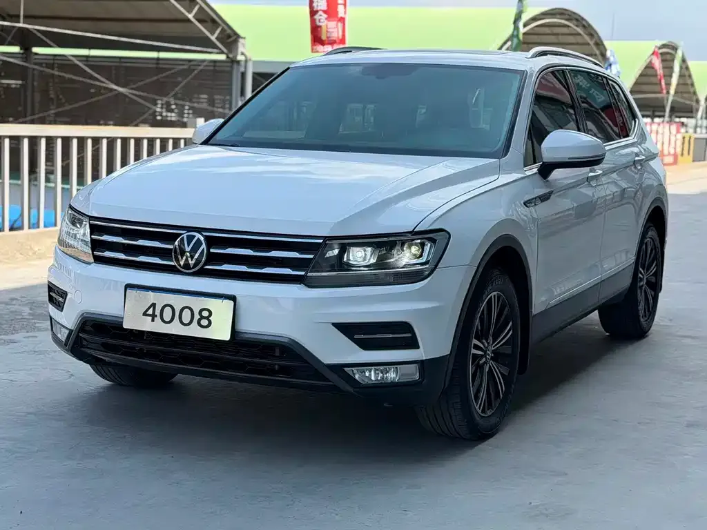 Volkswagen Tiguan L — фото 1