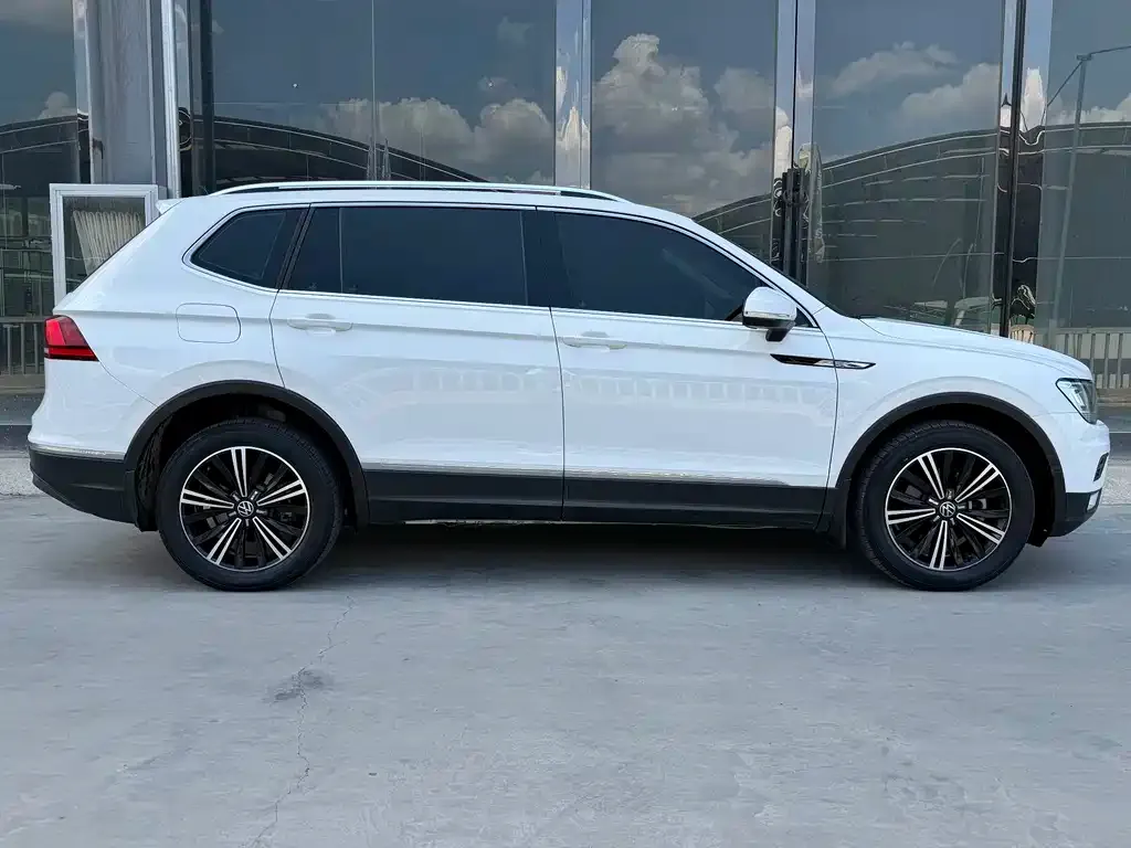 Volkswagen Tiguan L — фото 4