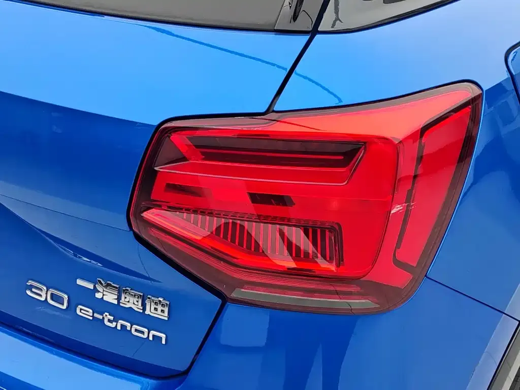 Audi Q2L e-tron — фото 5