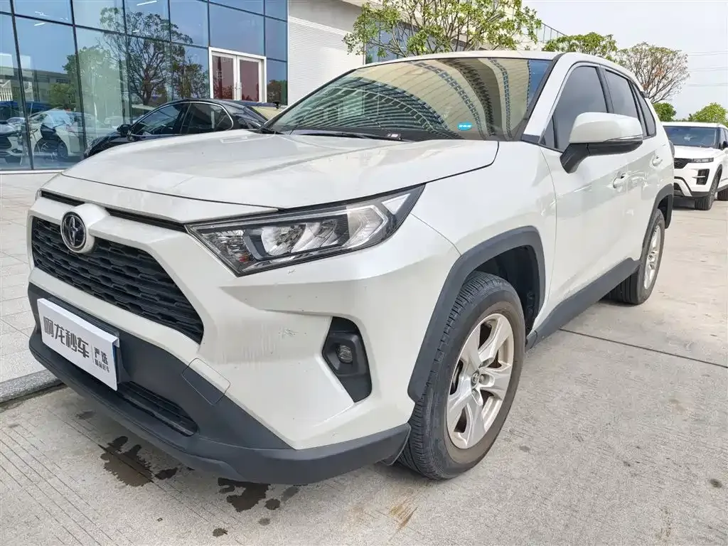 Toyota RAV4 — фото 1