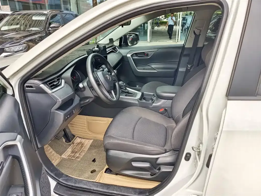 Toyota RAV4 — фото 3