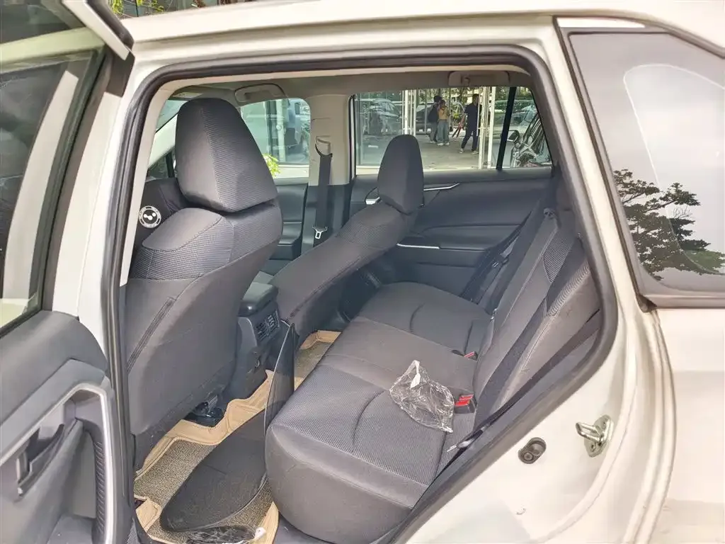 Toyota RAV4 — фото 8