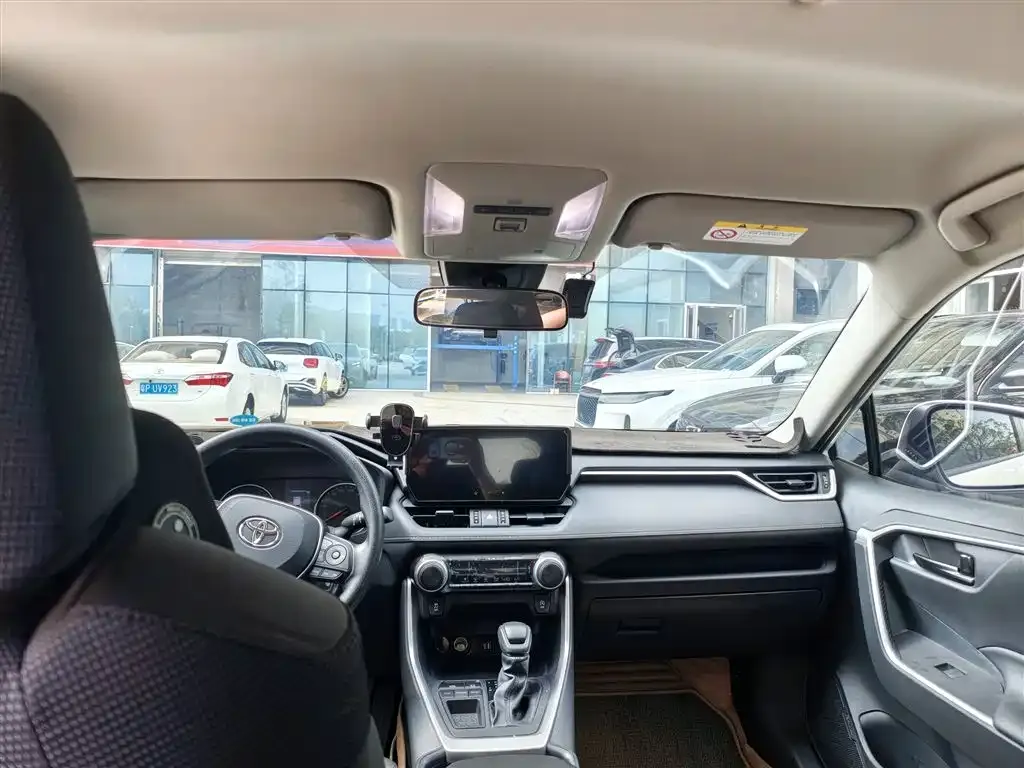 Toyota RAV4 — фото 6