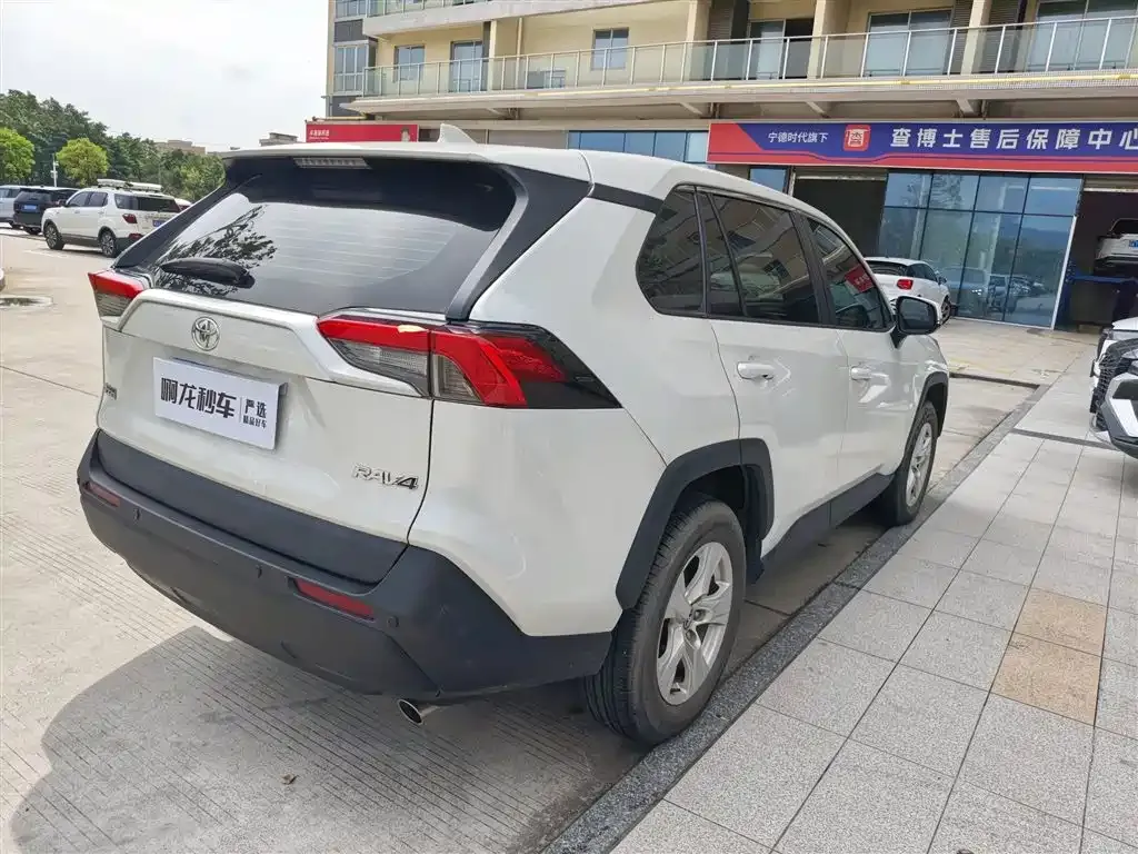 Toyota RAV4 — фото 2