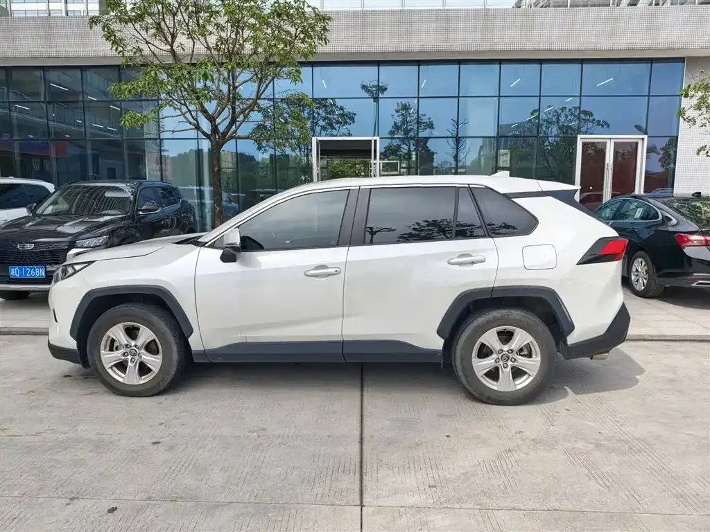 Toyota RAV4 — фото 5