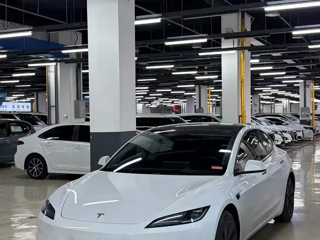 Tesla Model 3 — фото 1