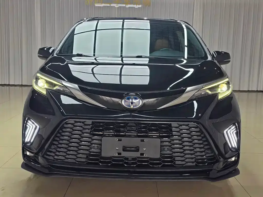 Toyota Sienna — фото 10