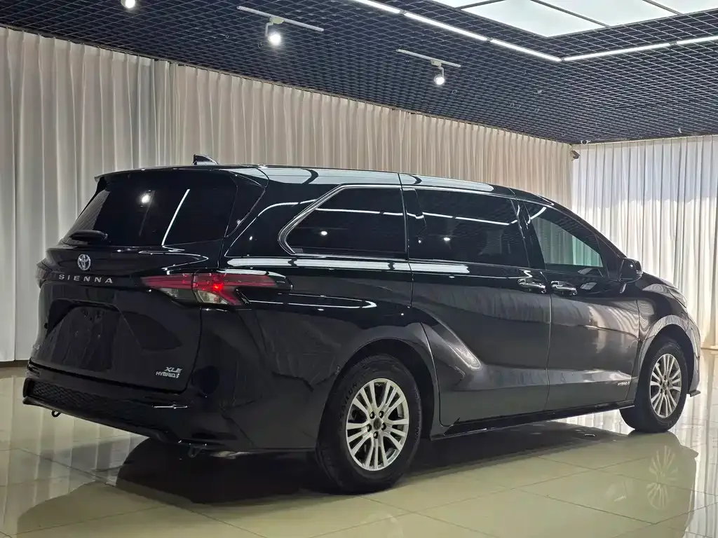 Toyota Sienna — фото 9