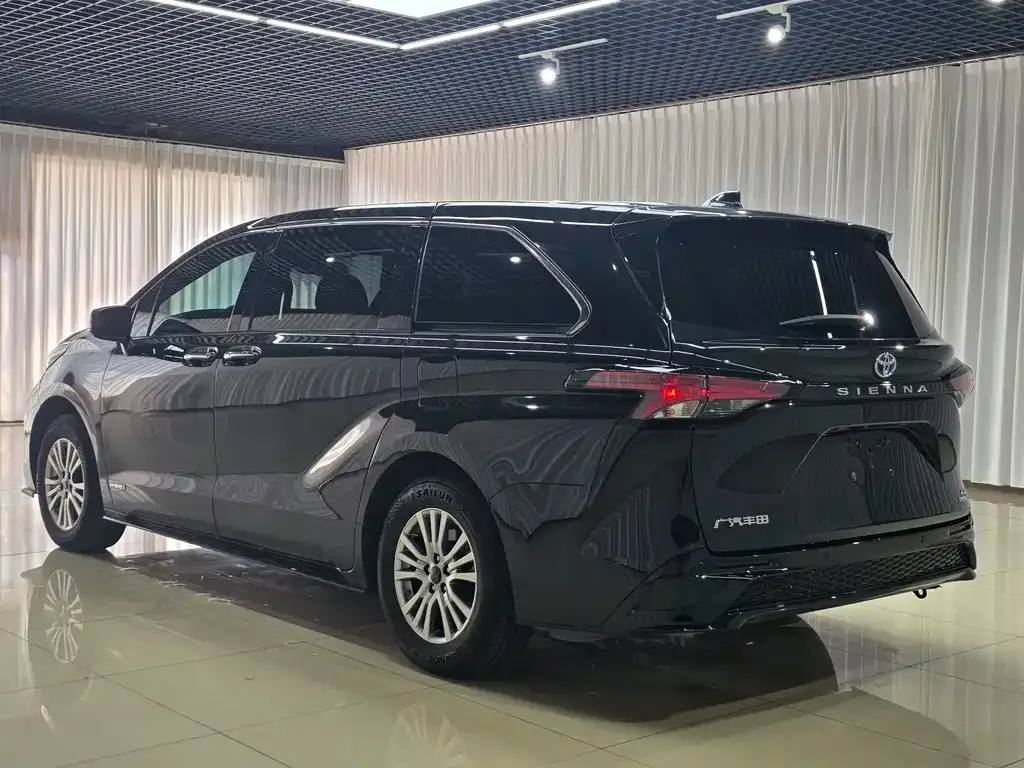 Toyota Sienna — фото 8