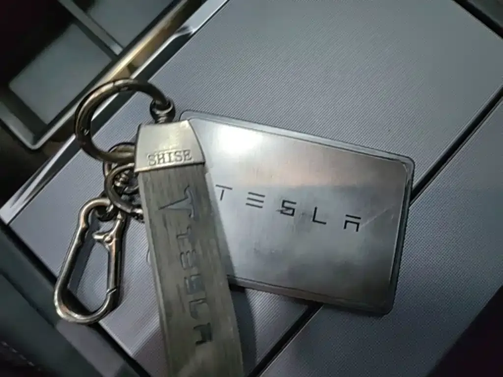 Tesla Model 3 — фото 4