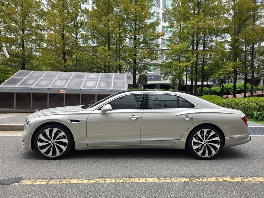 Bentley Flying Spur — фото 8
