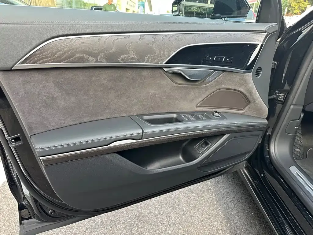 Audi A8 — фото 7