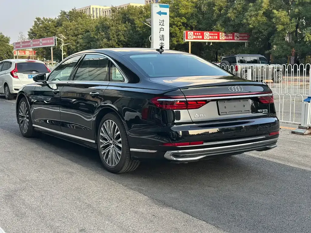 Audi A8 — фото 10