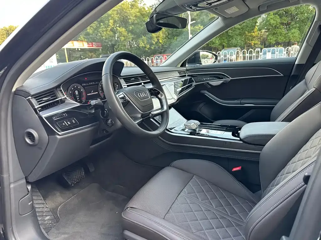 Audi A8 — фото 2