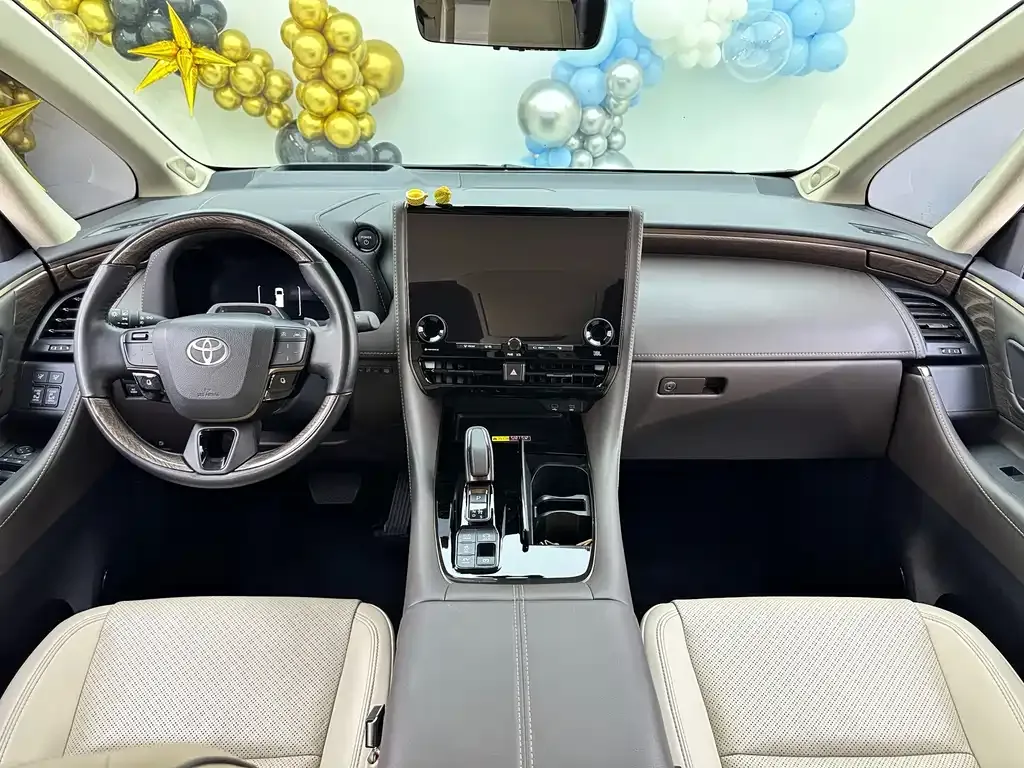 Toyota Alphard — фото 7