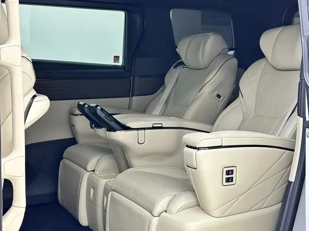 Toyota Alphard — фото 3
