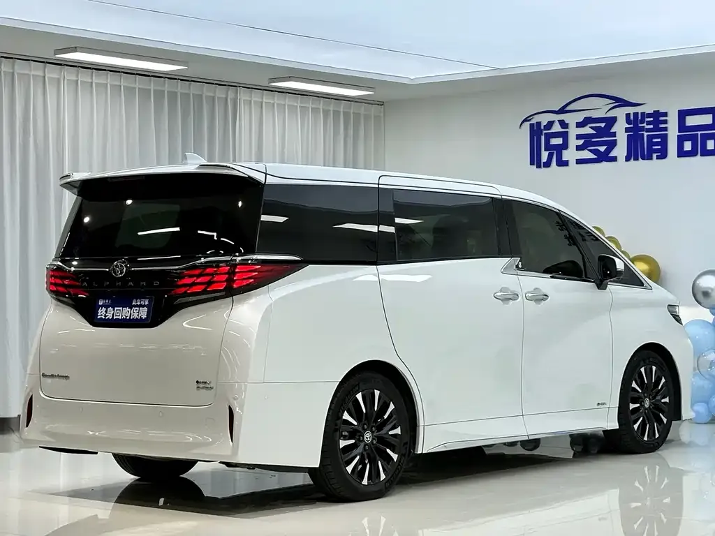 Toyota Alphard — фото 4
