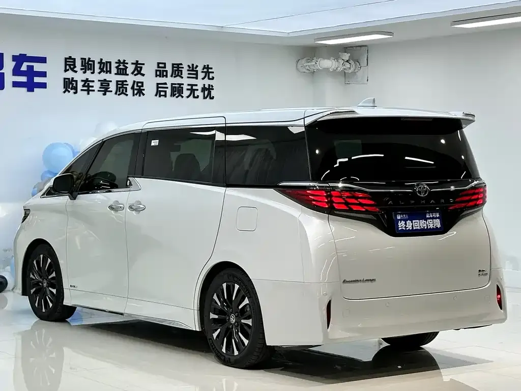Toyota Alphard — фото 2