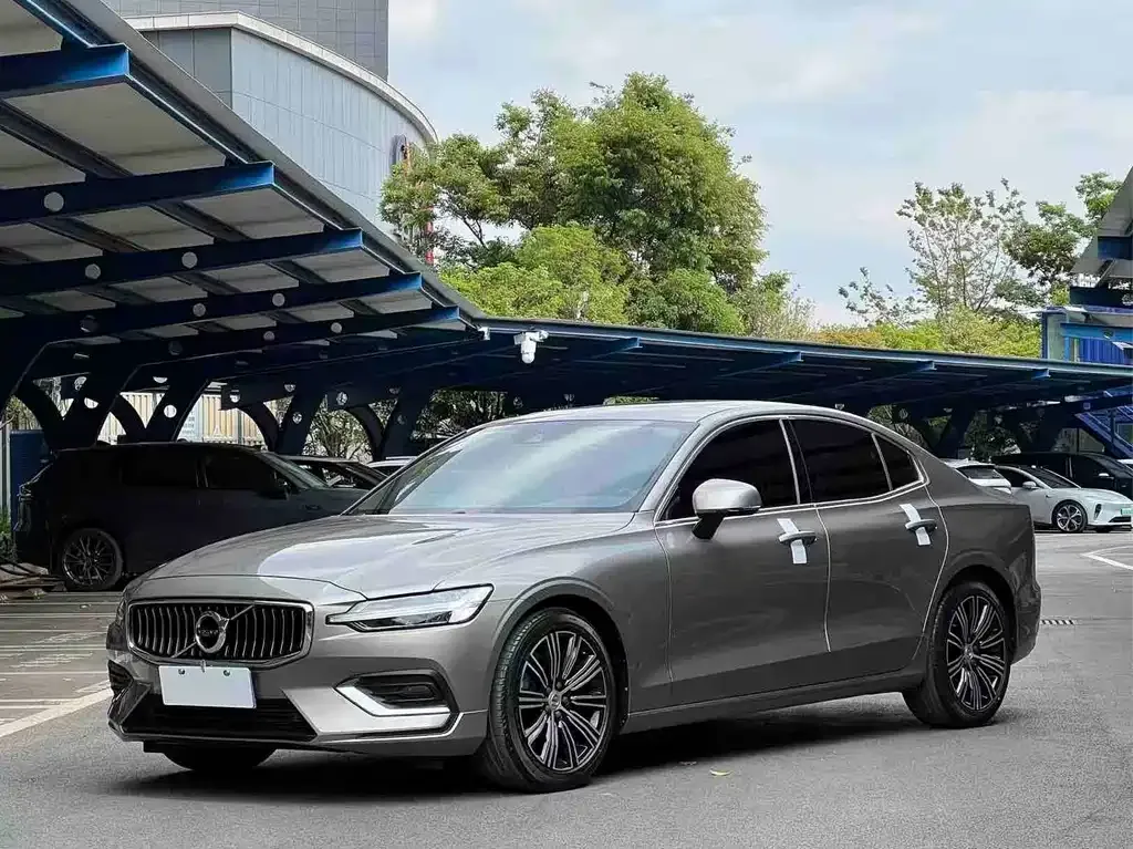 Volvo S60 — фото 1