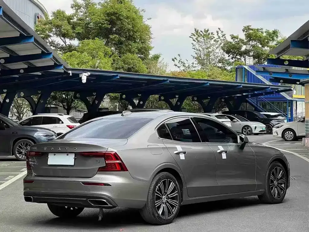 Volvo S60 — фото 10