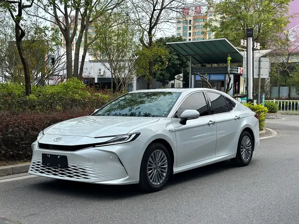Toyota Camry — фото 1