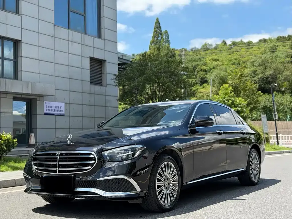 Mercedes-Benz E-Class — фото 1