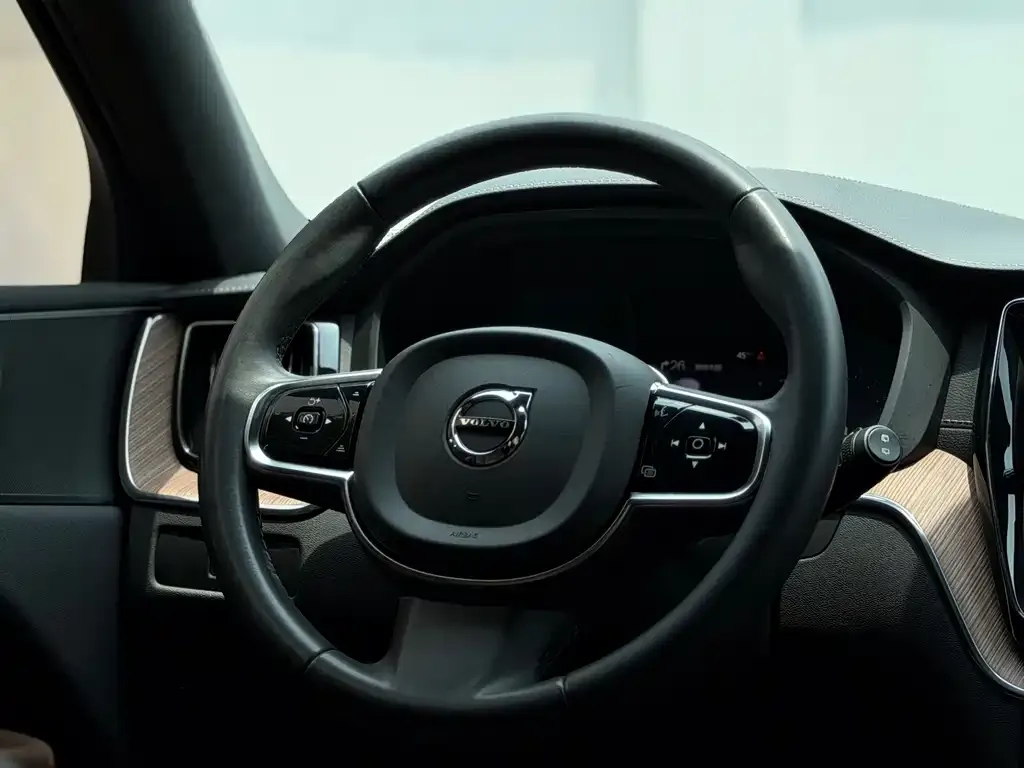 Volvo XC60 — фото 7