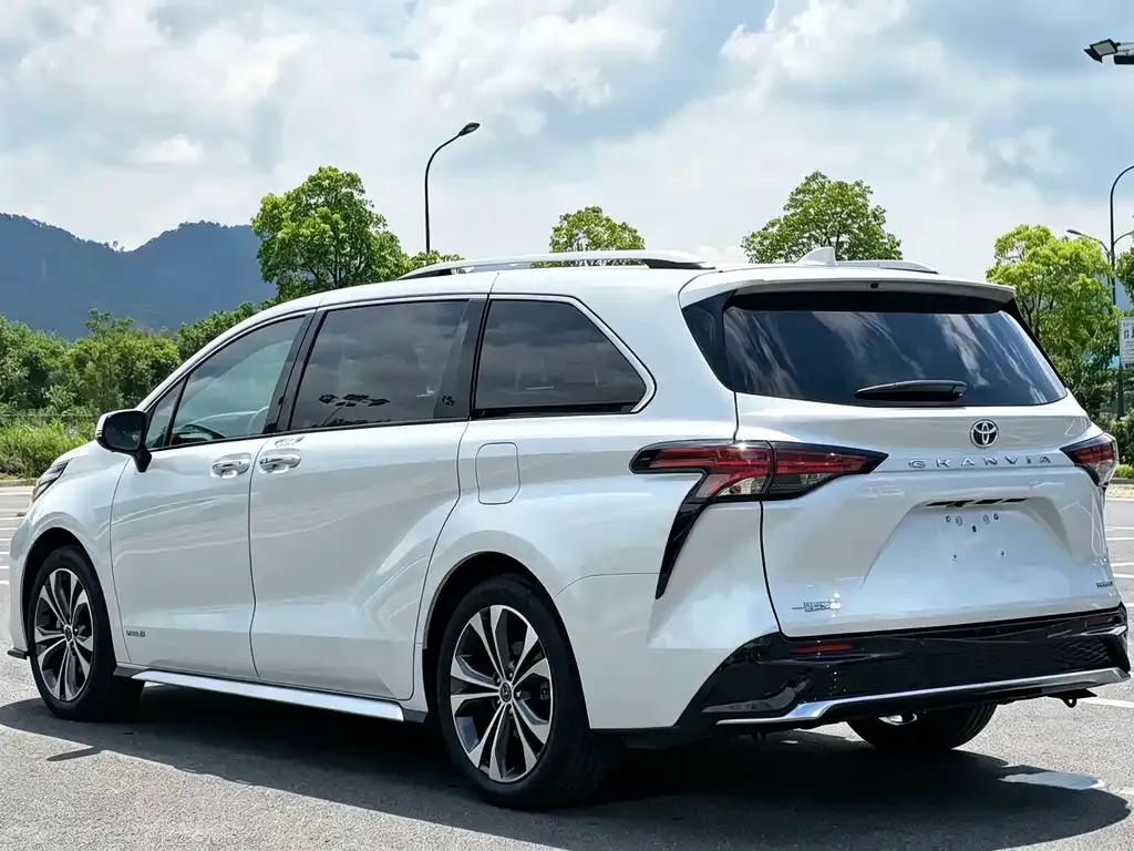 Toyota Granvia — фото 6