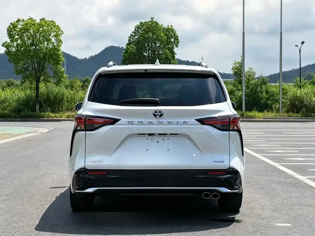 Toyota Granvia — фото 8