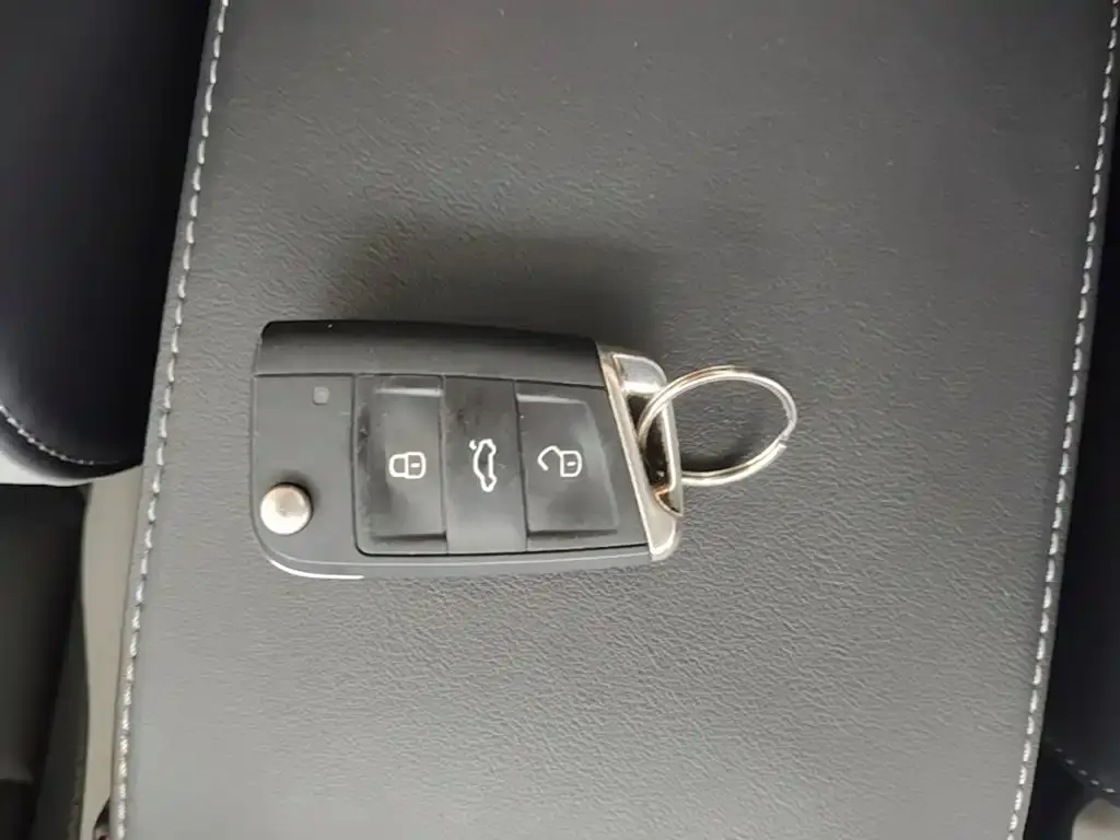 Volkswagen T-Roc — фото 6