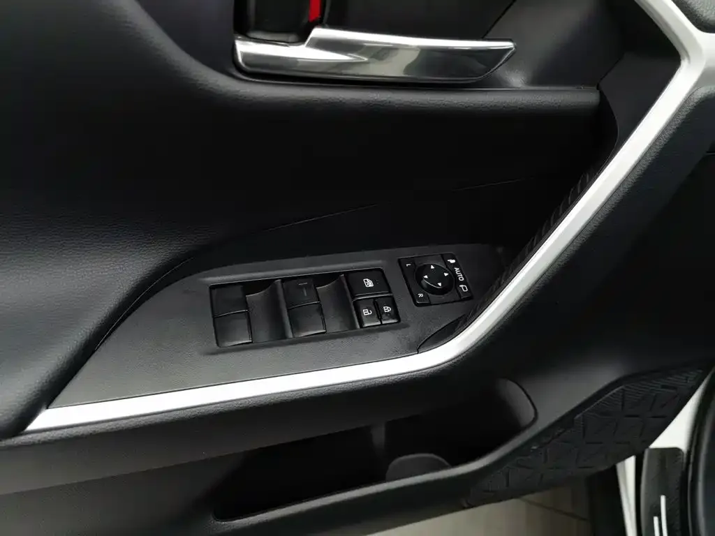 Toyota RAV4 — фото 4