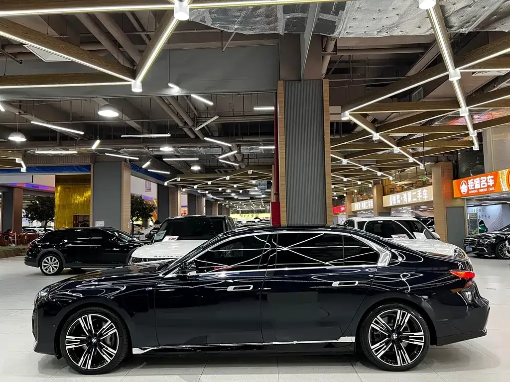 BMW i7 — фото 10