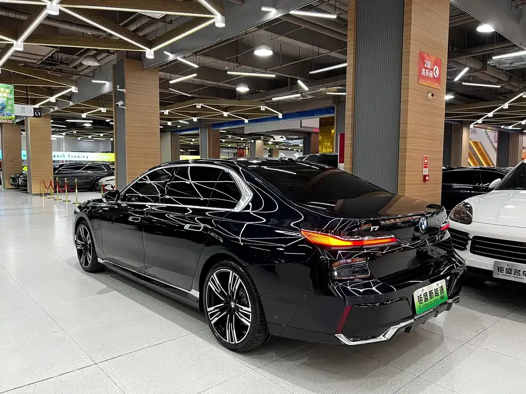 BMW i7 — фото 7