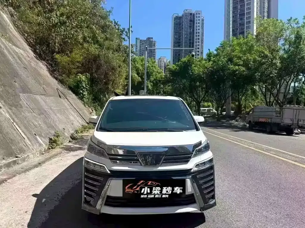Toyota Vellfire — фото 1
