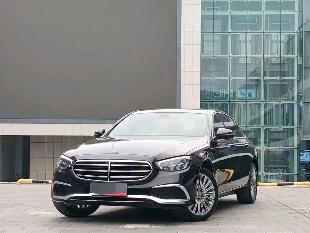 Mercedes-Benz E-Class — фото 1