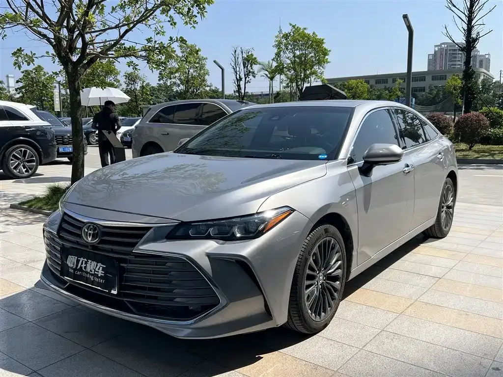 Toyota Avalon — фото 1