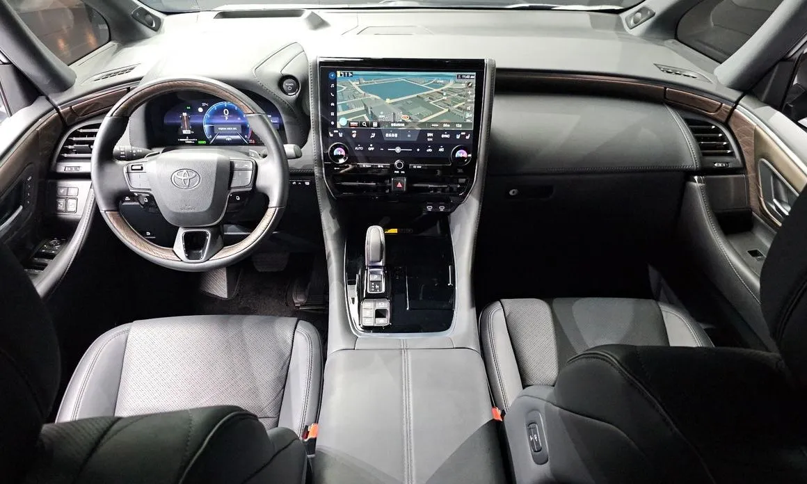 Toyota Alphard — фото 2