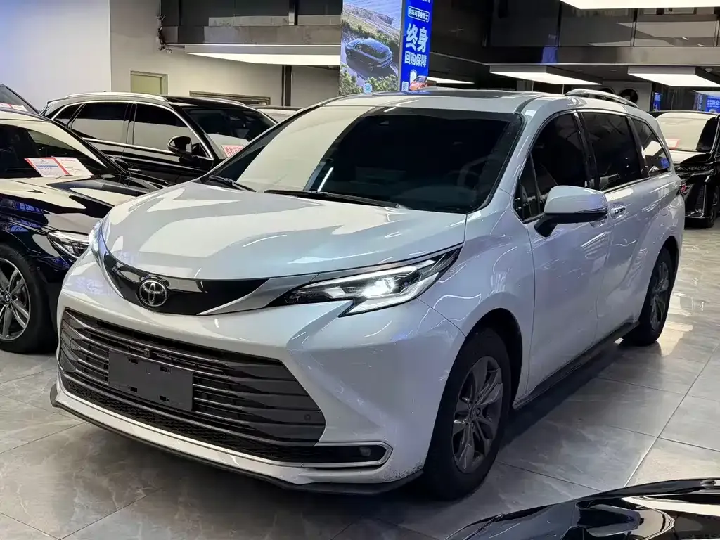 Toyota Sienna — фото 1