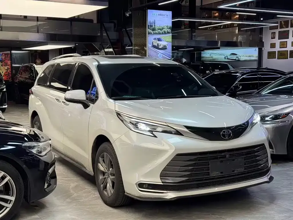 Toyota Sienna — фото 3