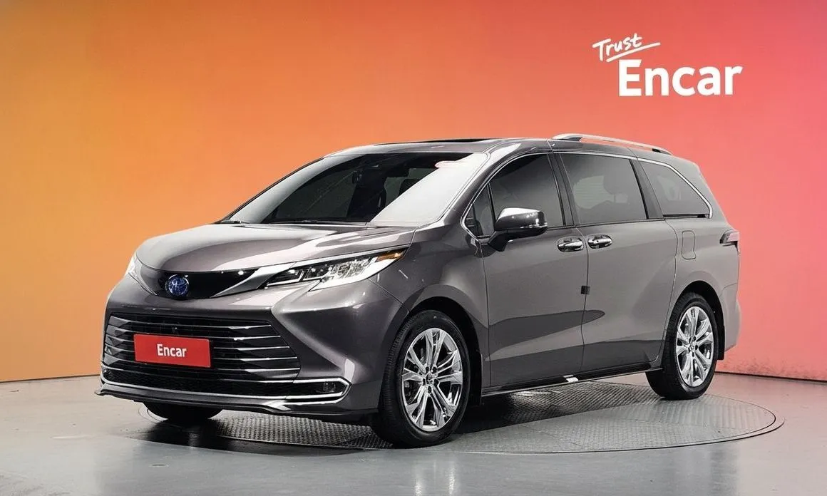 Toyota Sienna — фото 1