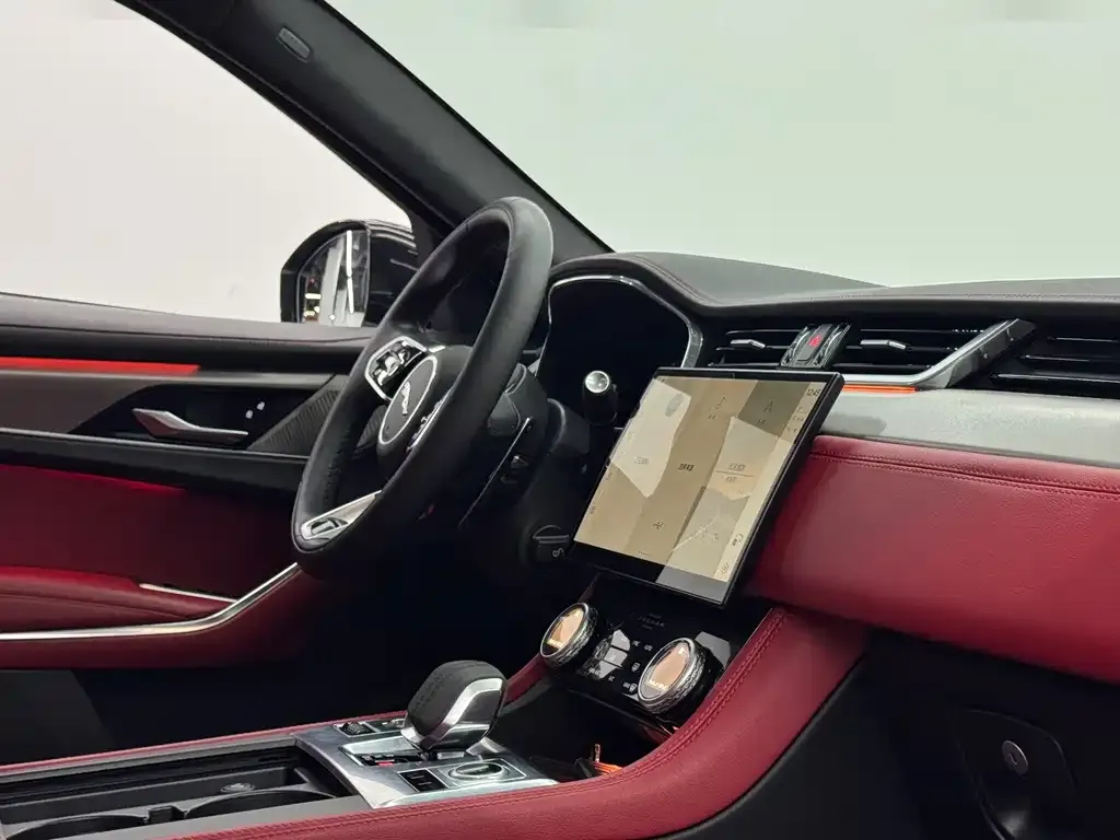 Jaguar F-PACE — фото 10