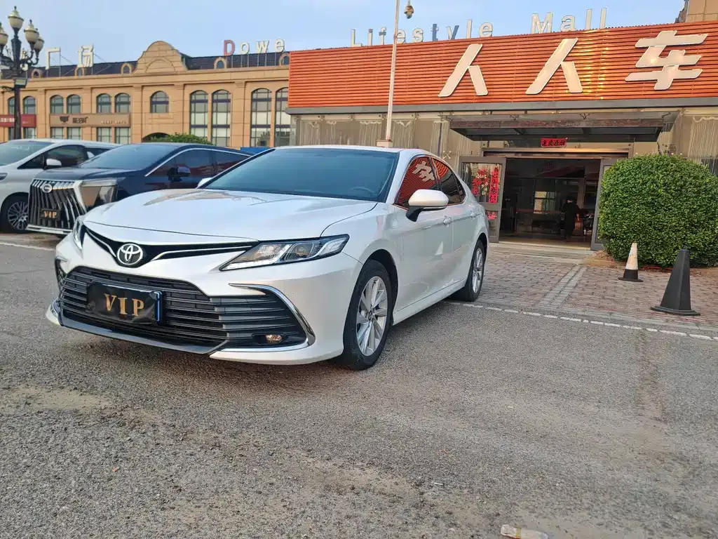 Toyota Camry — фото 1