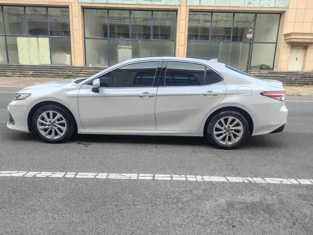 Toyota Camry — фото 2
