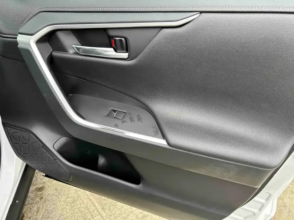Toyota RAV4 — фото 9