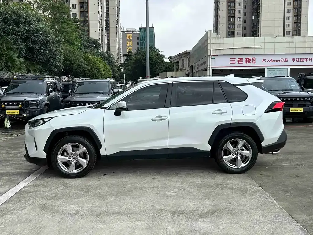 Toyota RAV4 — фото 8