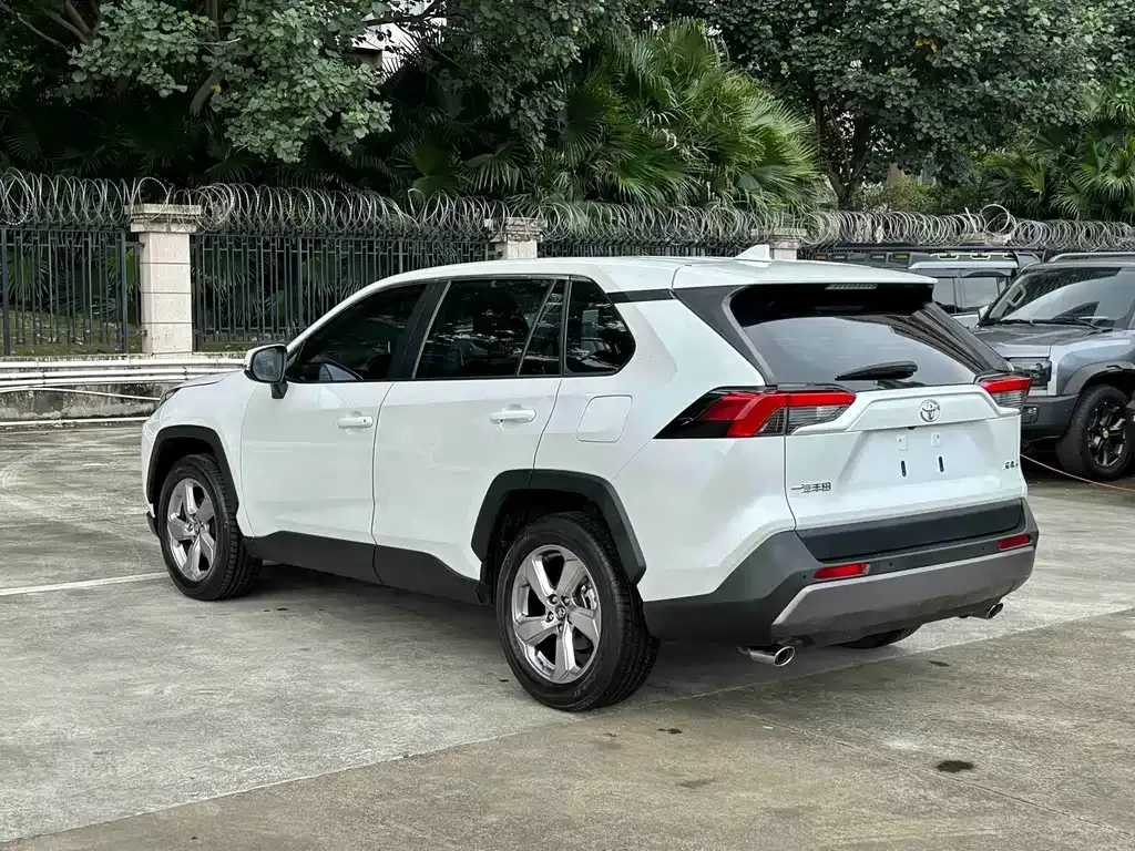 Toyota RAV4 — фото 5