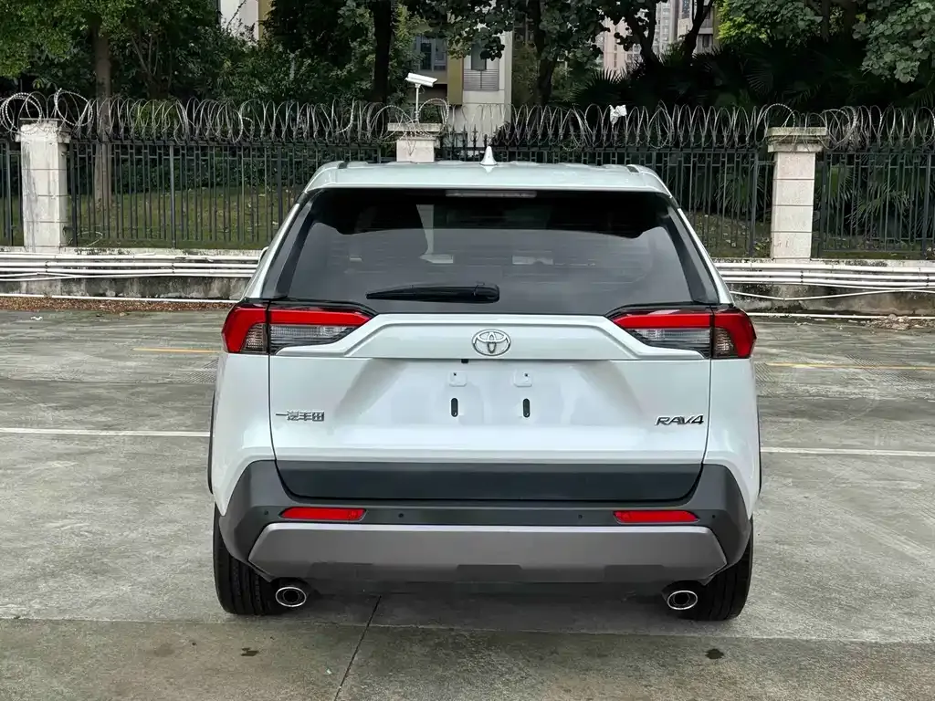 Toyota RAV4 — фото 3