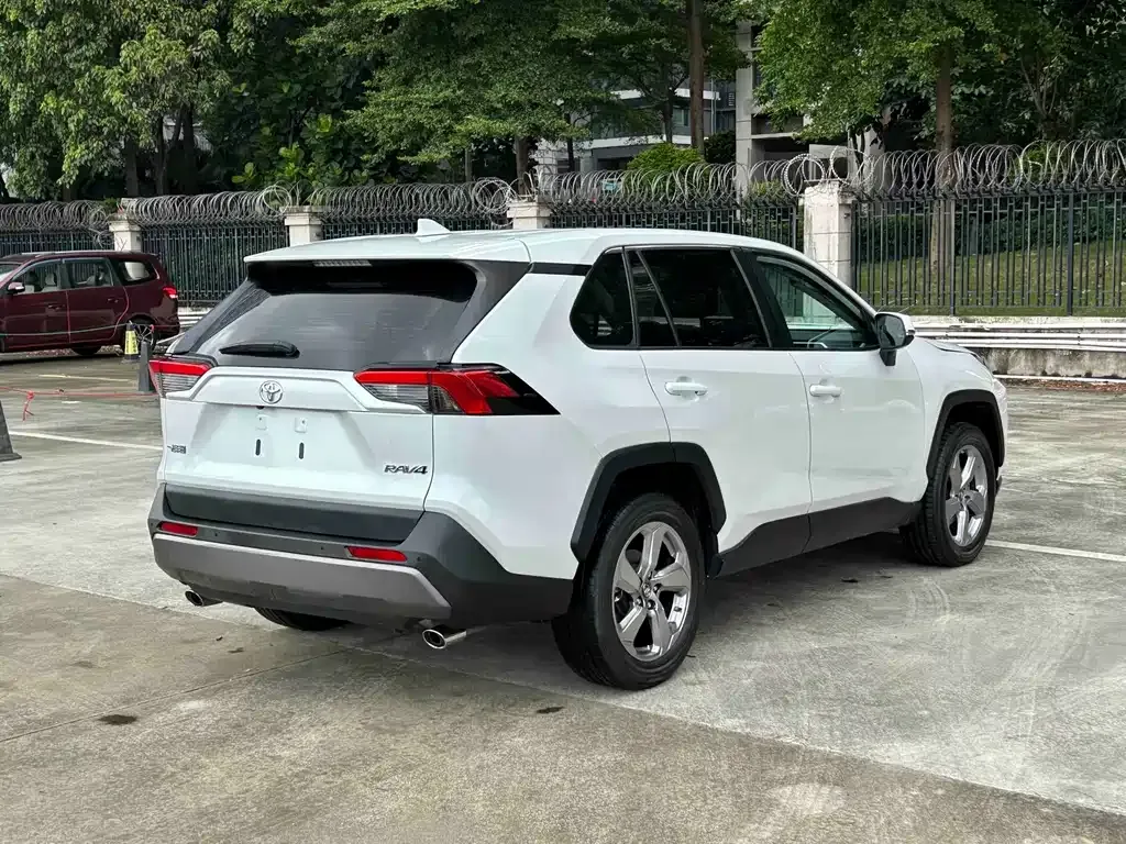 Toyota RAV4 — фото 6
